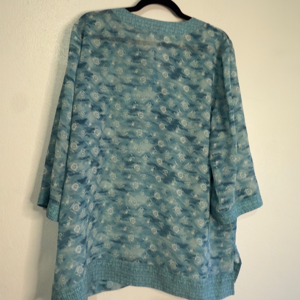 Chico's Sky Blue/White Patterned V-Neck Top w/three quarter sleeves. Sz 2. - Picture 4 of 5